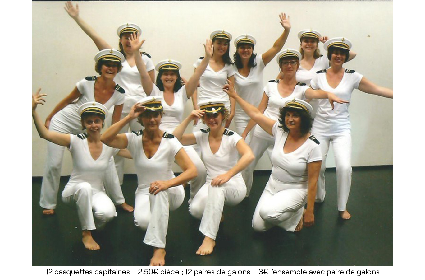 12 casquettes capitaines – 2€50 (pièce) ; 12 paires de galons – 3€ l’ensemble avec paire de galons copie