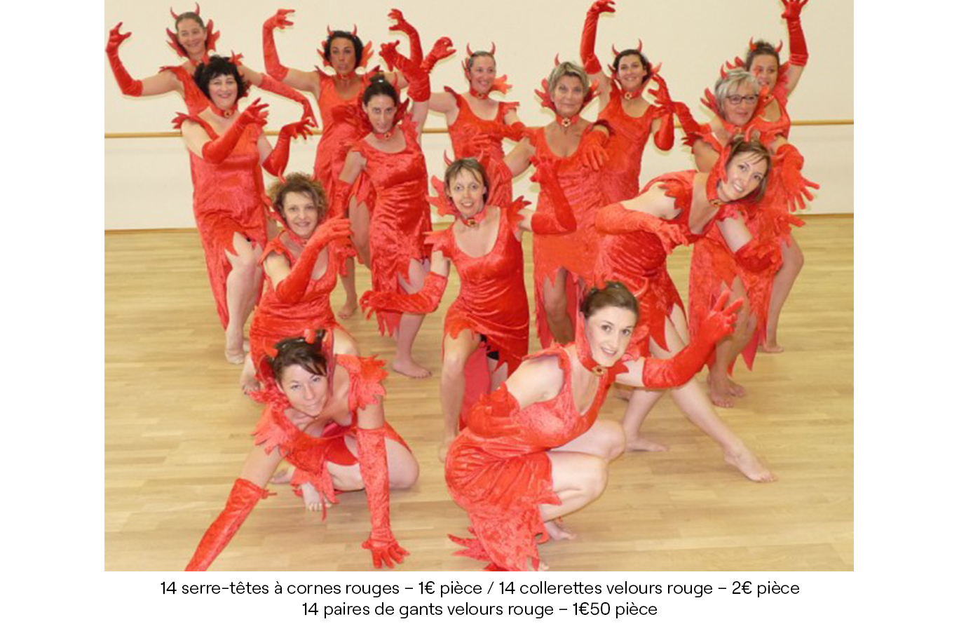 14 paires de gants velours rouge – 1€50 pièce copie