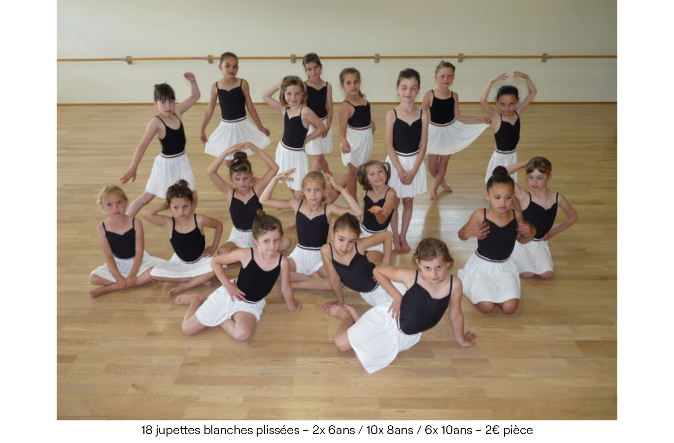 18 jupettes blanches plissées – 2x6ans: 10x8ans: 6x10ans – 2€ (pièce) copie