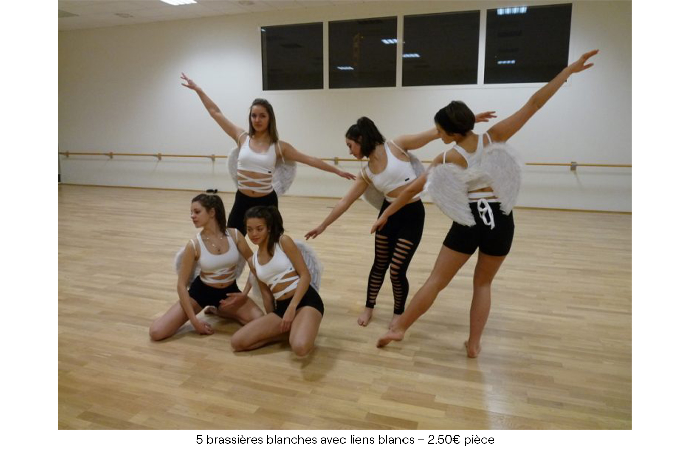5 brassières blanches avec liens blancs – 2.50€ pièce copie