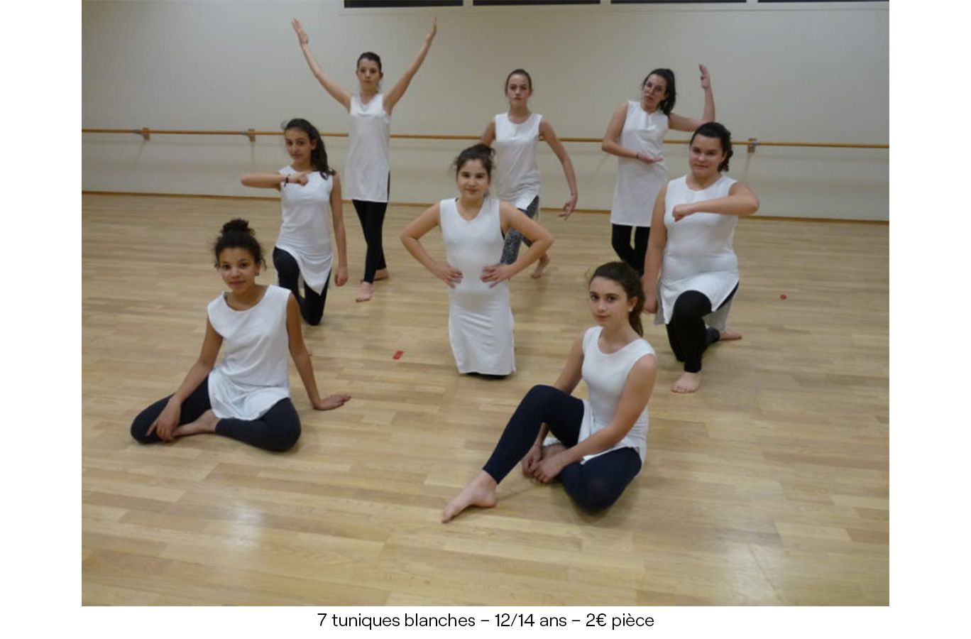 7 tuniques blanches – 12:14 ans – 2€ (la pièce) copie