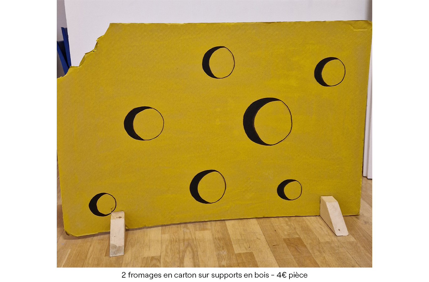2 fromages en carton sur supports en bois - 4€ pièce
