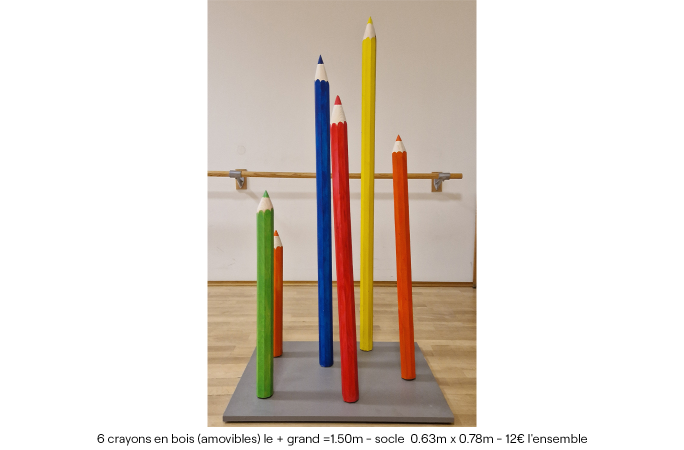 6 crayons en bois (amovibles) le + grand =1.50m - socle 0.63m x 0.78m - 12€ l'ensemble