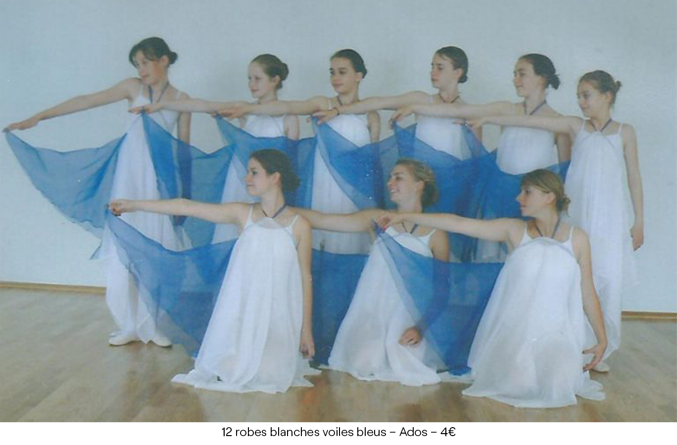 12 robes blanches voiles bleus – Ados – 4€ copie